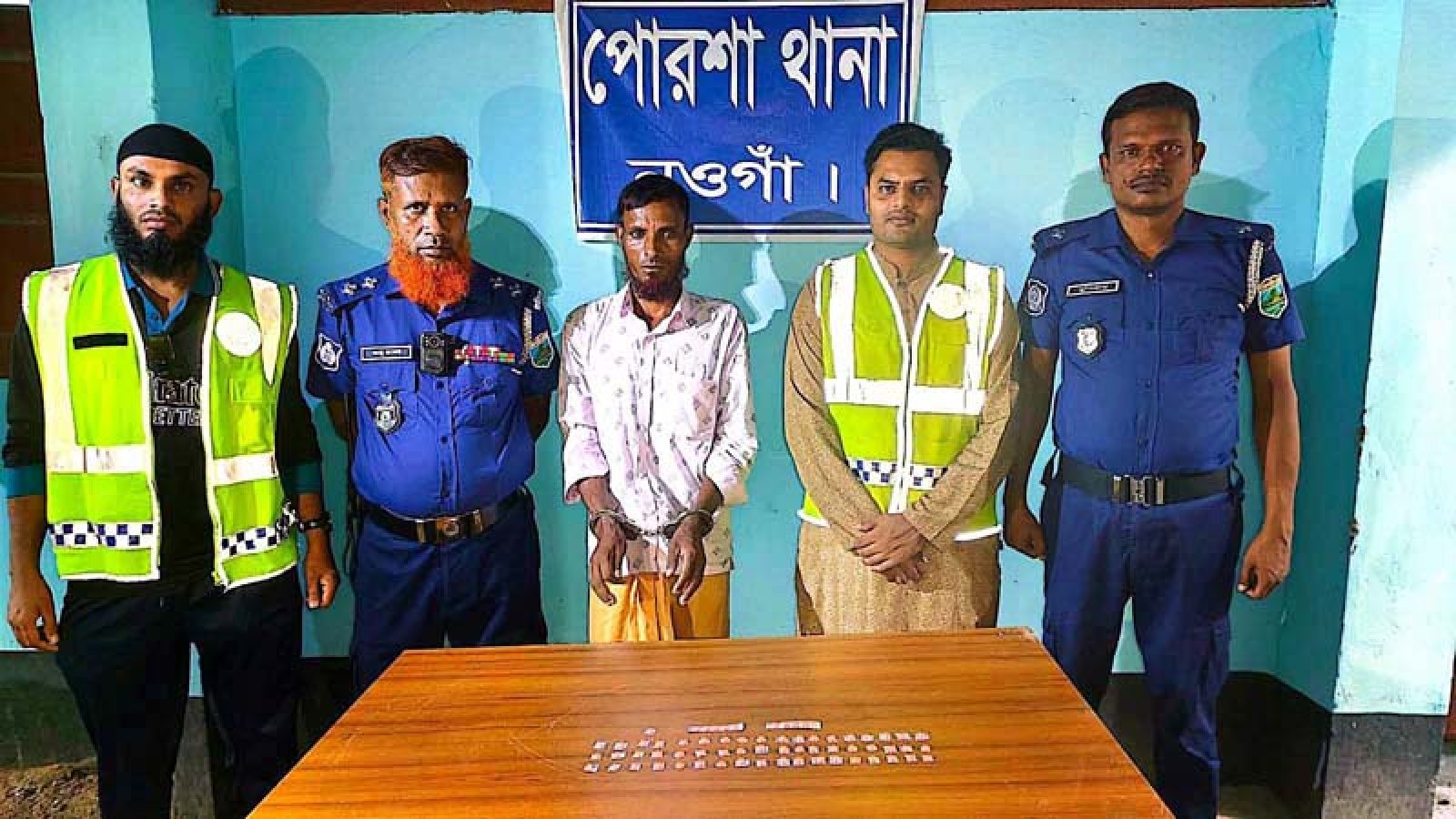 পোরশায় মাদকসহ ব্যবসায়ী আটক