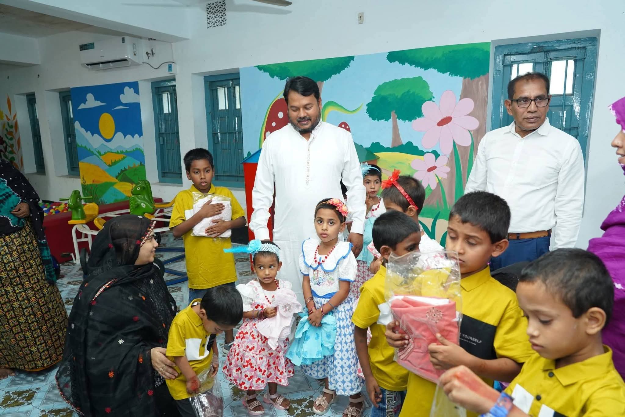 সুবিধাবঞ্চিত শিশুদের মুখে হাসি ফোটালেন রাসিক প্রশাসক মাহফুজুর রহমান ও তাঁর সহধর্মিণী