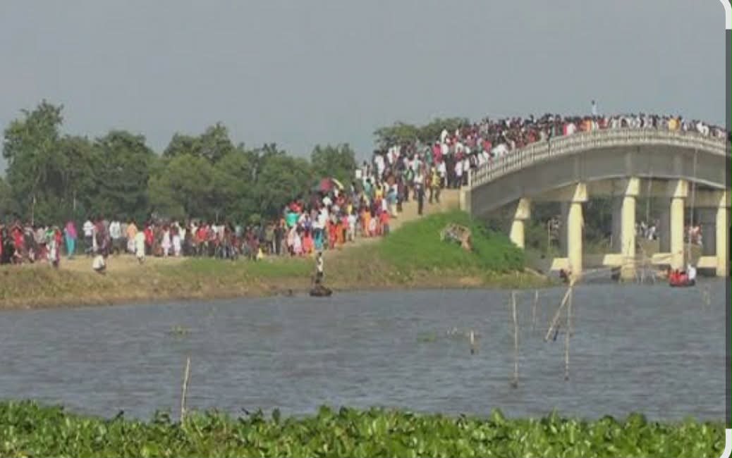 তানোরে শীবও নদীর পাড়ে বিনোদন পিপাসু মানুষের উপচেপড়া ভিড়