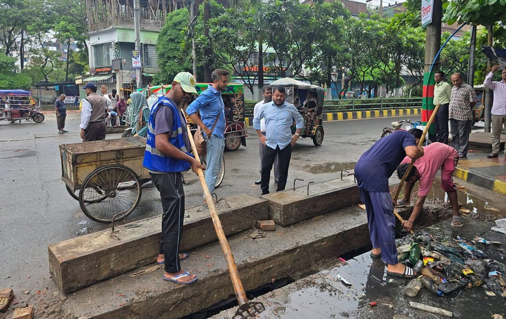 ড্রেনের আবর্জনা অপসারণ কার্যক্রম পরিদর্শন করলেন রাসিক প্রশাসক