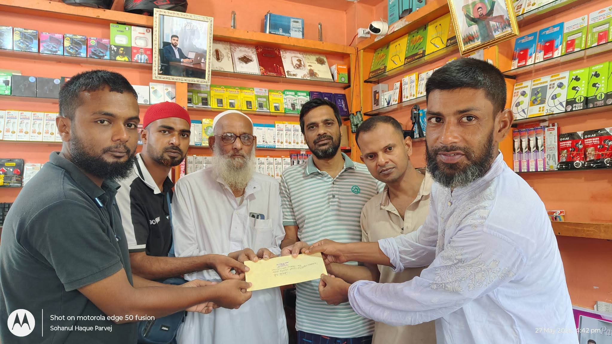 তানোরে সাংবাদিক ক্লাবের সদস্যদের মাঝে ঈদ উপহার বিতরণ