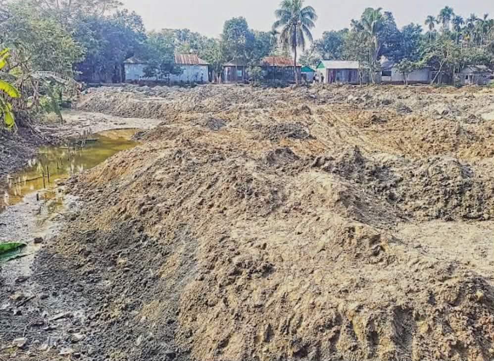 তানোরে প্রশাসনের নির্দেশ উপেক্ষা করে  পুকুর ভরাট