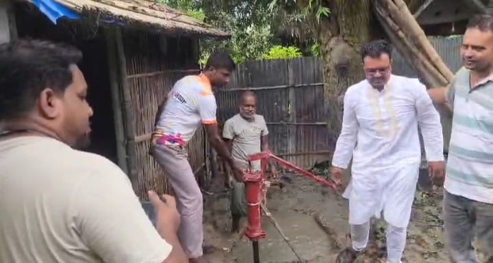 মাজারে টিউবওয়েল বসিয়ে প্রশংসায় ছাত্রদল নেতা