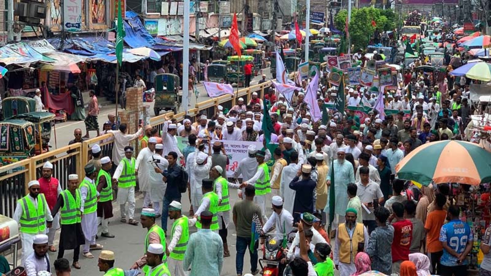 রাজশাহীতে উৎসবমুখর পরিবেশে পবিত্র ইদে মিলাদুন্নবী পালিত