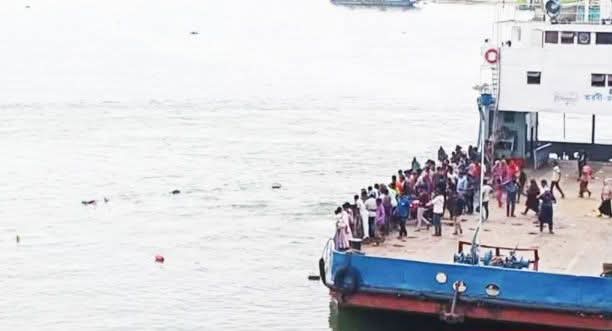 ফেরিঘাটে আবারও যাত্রীবাহী বাস পড়ল পদ্মা নদীতে