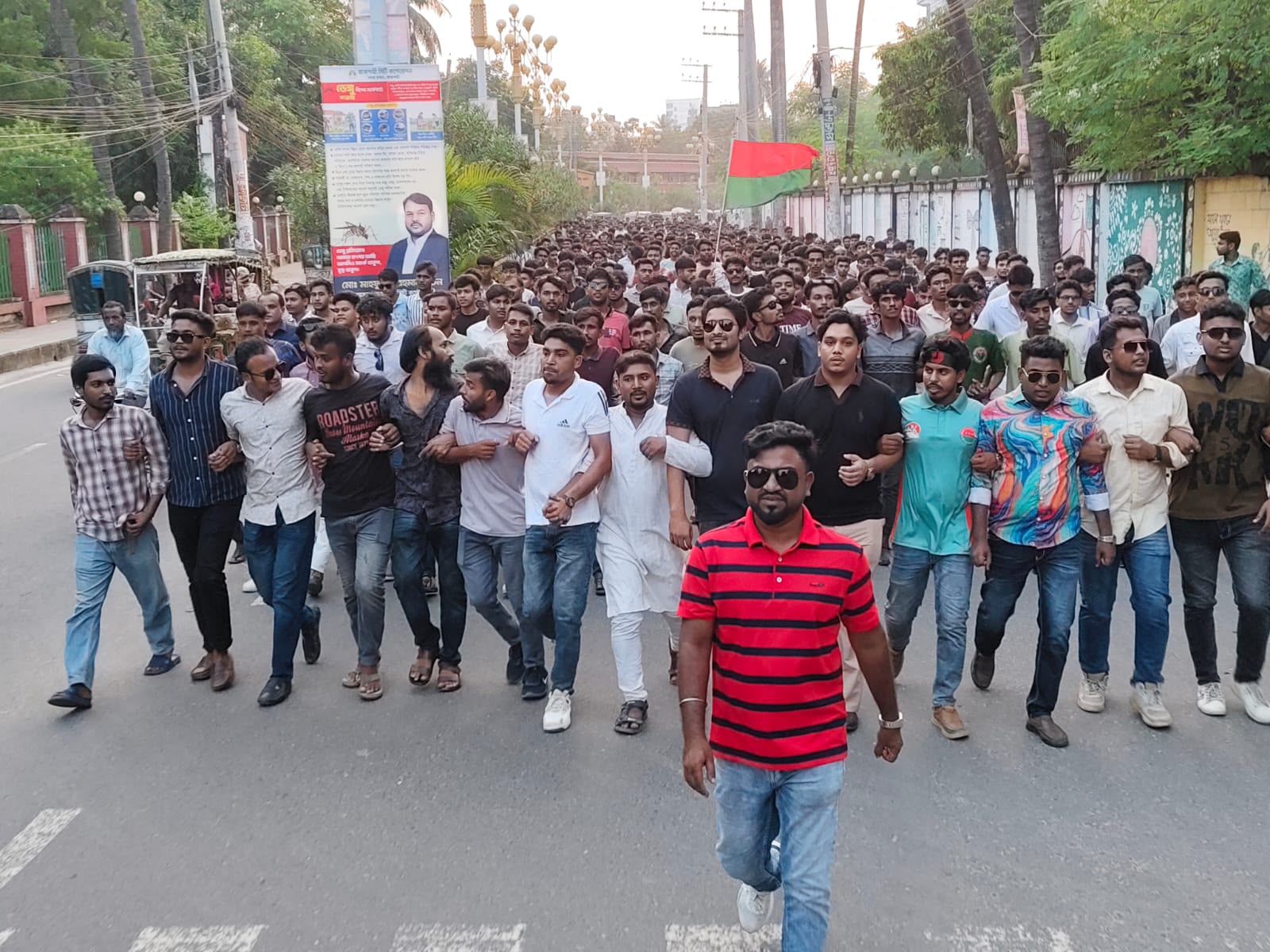 ছাত্রলীগ-ছাত্রশিবিরের বিরুদ্ধে রাজশাহী জেলা ছাত্রদল নেতা বুলেটের নেতৃত্বে বিশাল মিছিল
