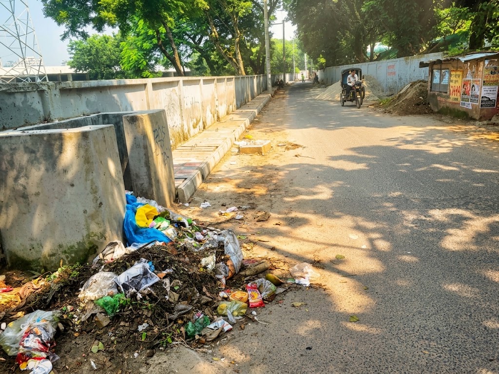 ফুটপাতের ওপর ময়লার ভাগাড়, তবুও চলছে সৌন্দর্যবর্ধনের কাজ