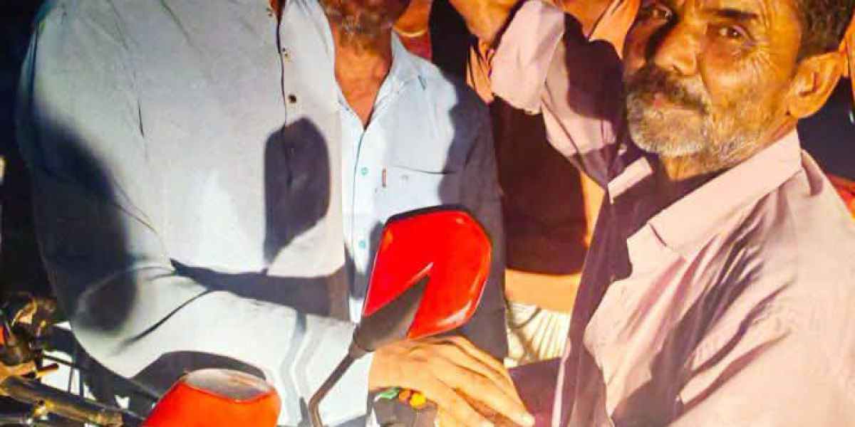 সিংড়ায় এমপির পক্ষ থেকে দরিদ্র দিনমজুরকে অটোরিকশা প্রদান