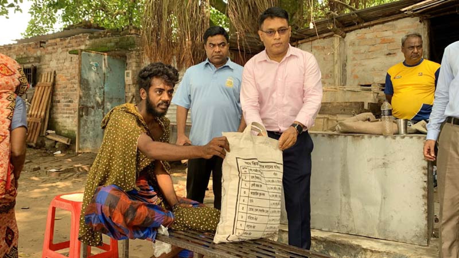 পদ্মায় নৌকা হারিয়ে ক্ষতিগ্রস্তদের পাশে ডিসি