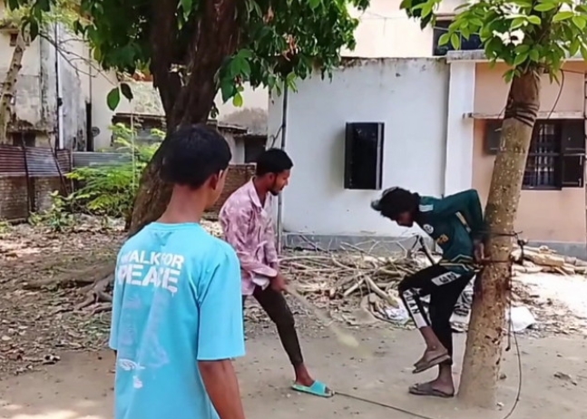 রাজশাহীতে গাছে বেঁধে যুবককে নির্যাতন, ভিডিও ভাইরাল