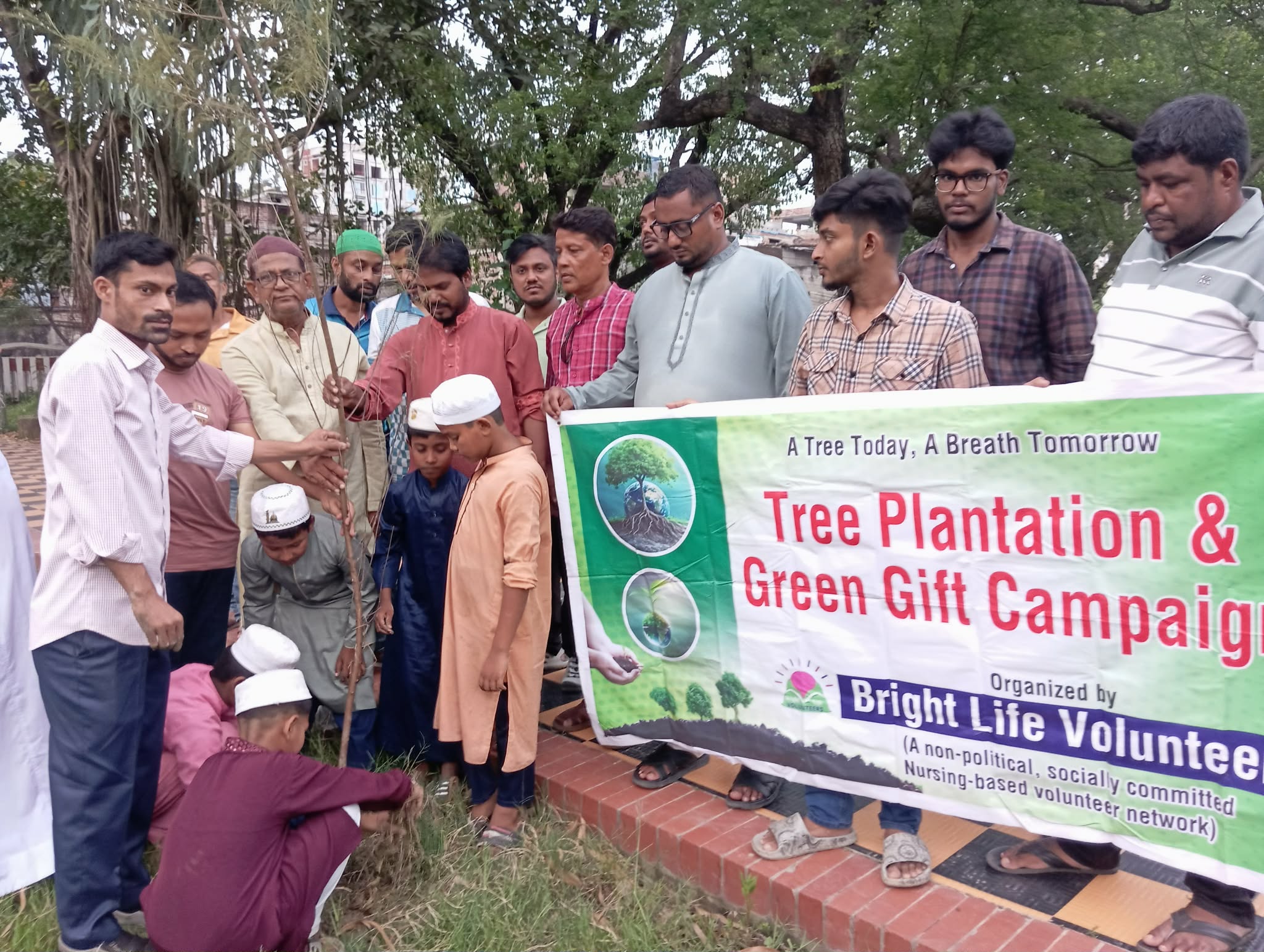 মাদরাসা শিক্ষার্থীদের বৃক্ষ উপহার দিল ব্রাইট লাইফ