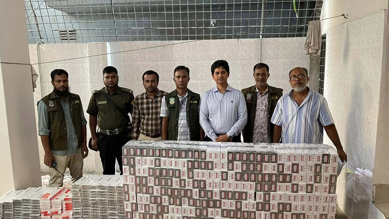 মোহাম্মদপুরে গোপন গুদাম থেকে ৩ লাখ বিদেশি সিগারেট উদ্ধার