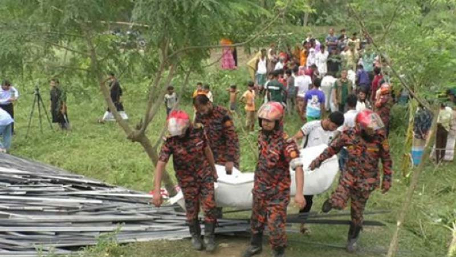 ট্রাক উল্টে খাদে পড়েছে সড়ক দুর্ঘটনায় নিহত ৩১