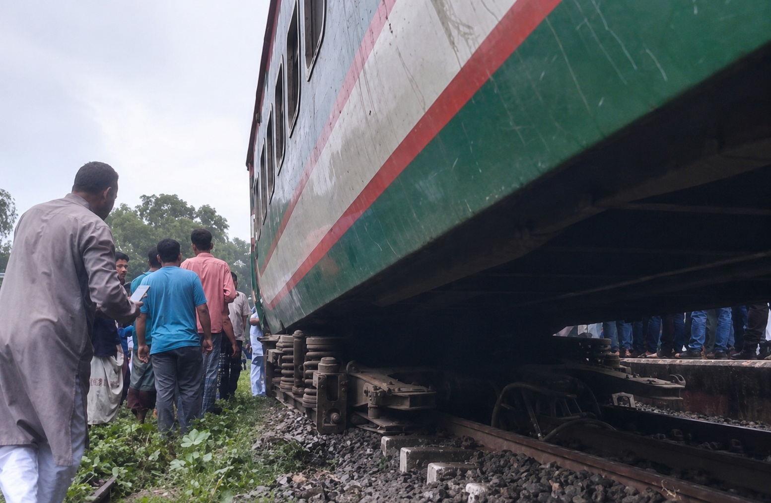 সিরাজগঞ্জে সিল্কসিটি ট্রেনের বগি লাইনচ্যুত, ঢাকার সঙ্গে রাজশাহী-উত্তরবঙ্গের রেল যোগাযোগ বন্ধ