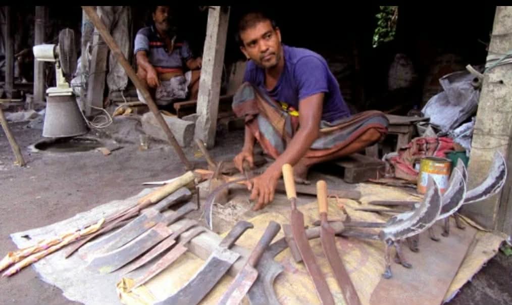 বেনাপোলে টুংটাং শব্দে মুখরিত কামারপল্লী, ব্যস্ত  কর্মকার শিল্পীরা