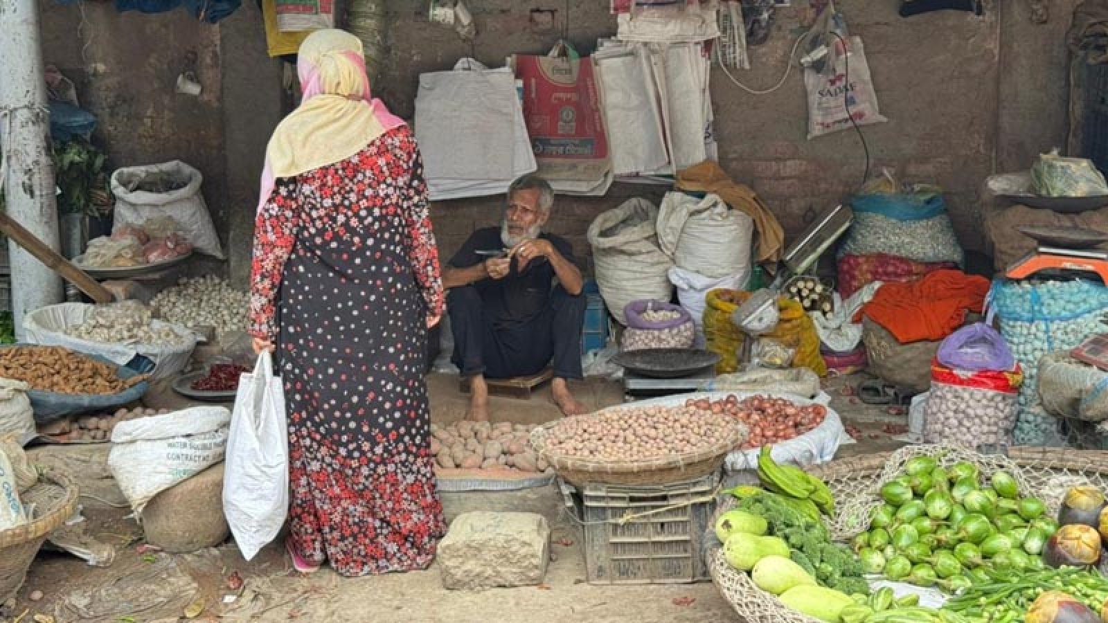 বৃষ্টির অজুহাতে কাঁচাবাজারে বাড়তি দামের আগুন